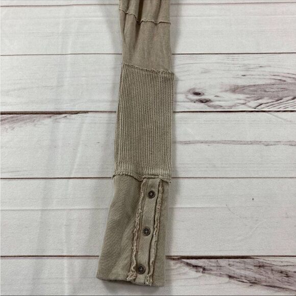 We The Free Womens Beige Long Sleeve V-Neck Tee Oversize Crop Top Small - Picture 5 of 7